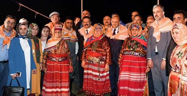 Fikri Işık, Yörüklere Evlerinin Tapusunu Verdi