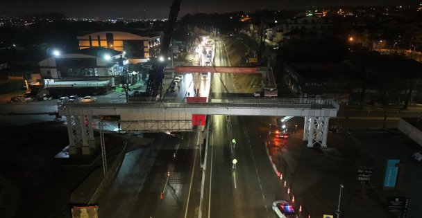 Başiskele Kavşağında ‘78 tonluk gece mesaisi