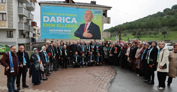 Başkan Bıyık, Darıcalılara karanfil dağıttı