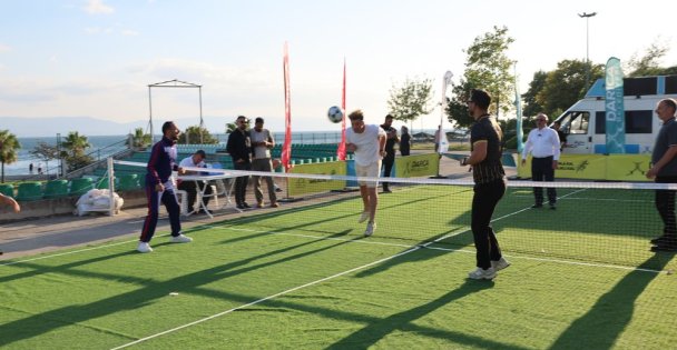 Başkan Bıyık gençlerle ayak tenisi oynadı