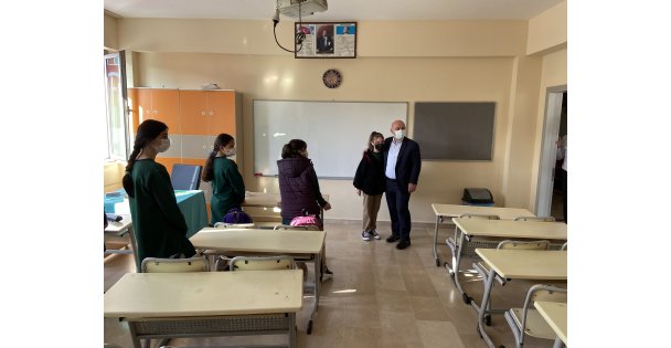 Başkan Bıyık, okulun ilk günü öğrencileri yalnız bırakmıyor