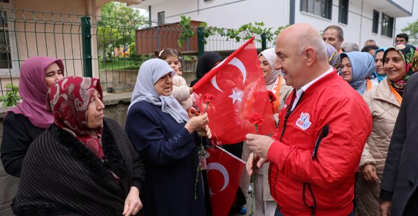 Başkan Bıyık, Sokak Sokak Karanfil Dağıttı