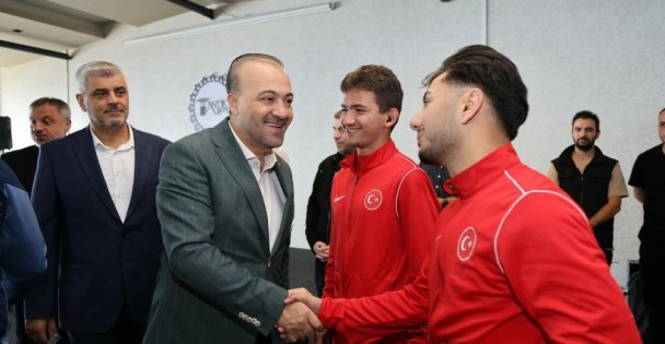 Başkan Büyükakın başarılı sporcularla buluştu