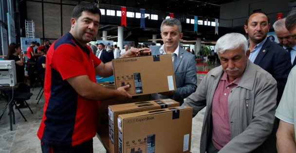 Başkan Büyükakın: Bilgisayarları  halka daha iyi hizmet için veriyoruz