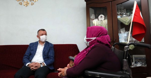 Başkan Büyükakın, Bir günde 5 ilçede 10 aileyi ziyaret etti