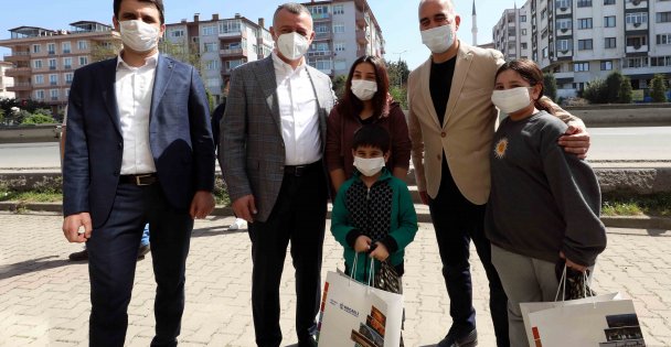 Başkan Büyükakın,  Çocukları Mutlu Etmeyi Sürdürüyor