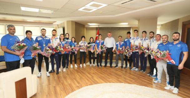 Başkan Büyükakın, Kağıtspor'un şampiyon sporcularını ağırladı