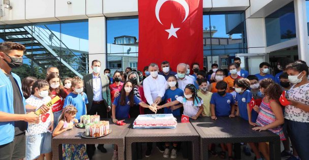 Başkan Büyükakın, Kocaeli Yüzme Kulübü'nün 21. Yılını Kutladı