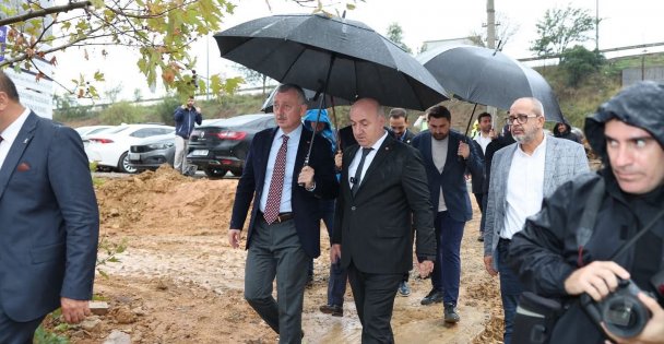 Başkan Büyükakın'dan sağanak yağış altında denetim