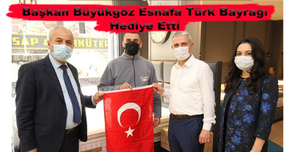 Başkan Büyükgöz Esnafa Türk Bayrağı Hediye Etti