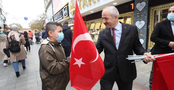 Başkan Büyükgöz Esnafa Türk Bayrağı Hediye Etti