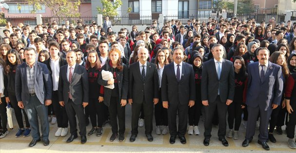 Başkan Büyükgöz ve Kaymakam Güler FSM Lisesi'nde bayrak törenine katıldı