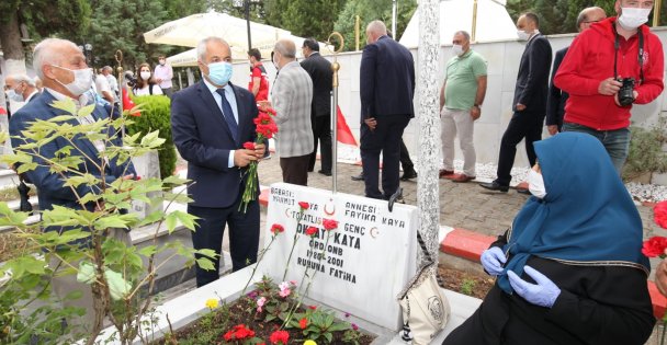 Başkan Büyükgöz ve protokolden şehitlik ziyareti