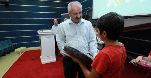 Başkan Büyükgöz'den çocuklara okul hediyesi