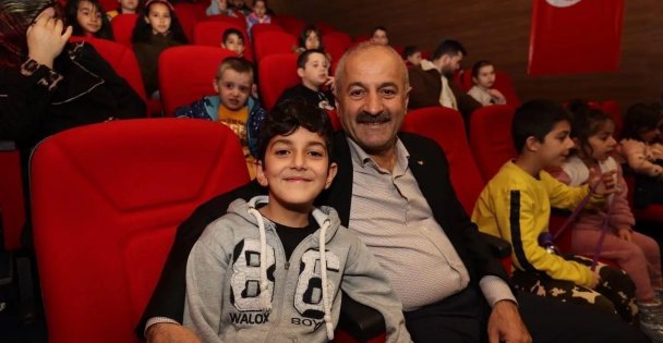 Başkan Büyükgöz'den çocuklara tiyatro sürprizi