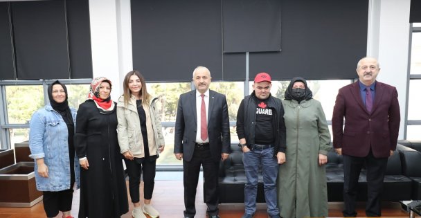 Başkan Büyükgöz'den  Genç Tugay'a Anlamlı Hediye