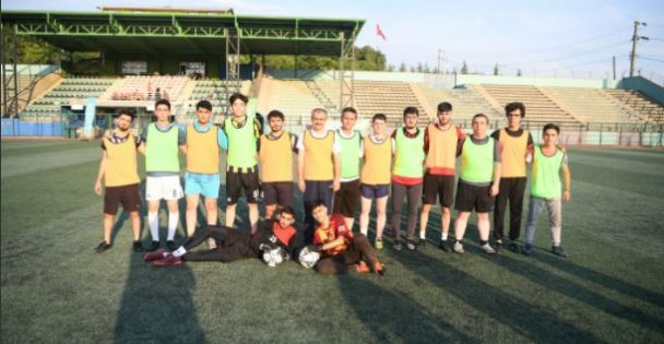 Başkan Çiftçi, gençlerle maç yaptı