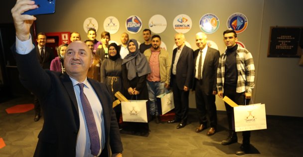 BAŞKAN MUZAFFER BIYIK, GENÇLERLE BİR ARAYA GELEREK FİKİR ALIŞVERİŞİNDE BULUNDU