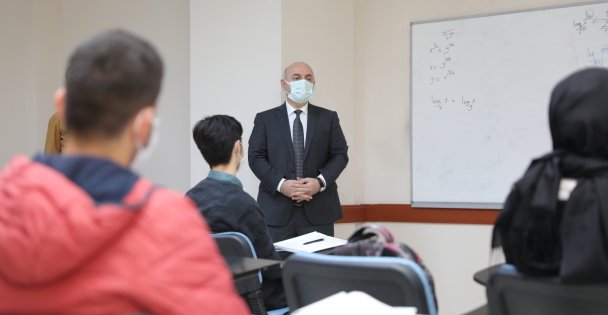 BAŞKAN MUZAFFER BIYIK, ÖĞRENCİLERİ ZİYARET EDİP BAŞARILAR DİLEDİ