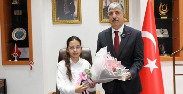 Başkan Ömeroğlu Koltuğu Minik Öğrenciye Devretti