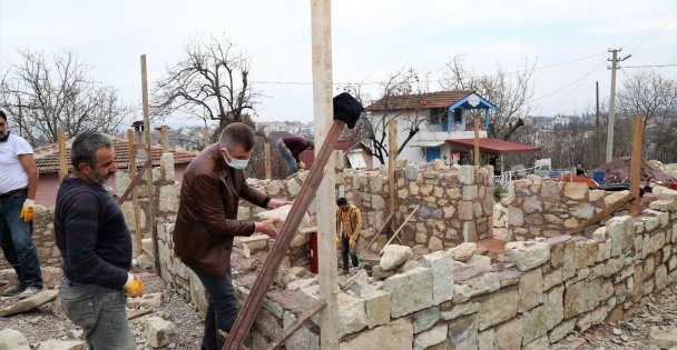BAŞKAN SEZER TARİHİ YAPININ DUVARINA TAŞ YERLEŞTİRDİ