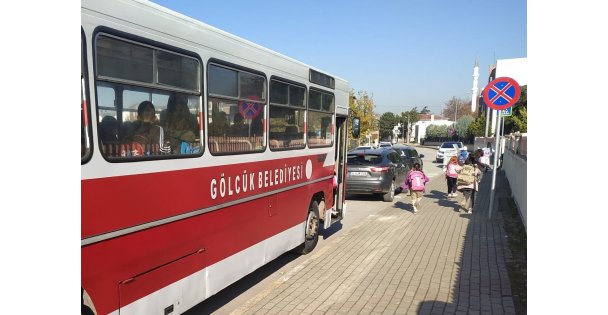 BAŞKAN SEZER'DEN ÖĞRENCİLERE ULAŞIM DESTEĞİ