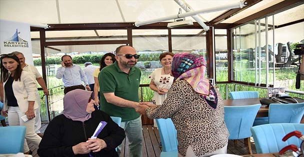 Başkan Üzülmez'e Hediye