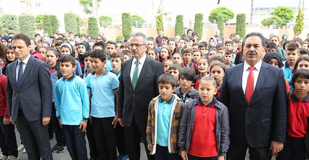 Bayrak törenine katıldılar