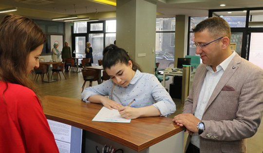 Bayram, Akademi Lise'ye kayıt oldu