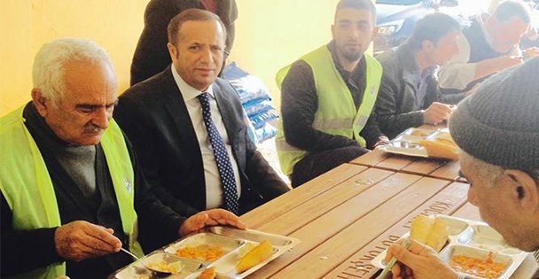 Belediye çalışanlarıyla yemek yedi!