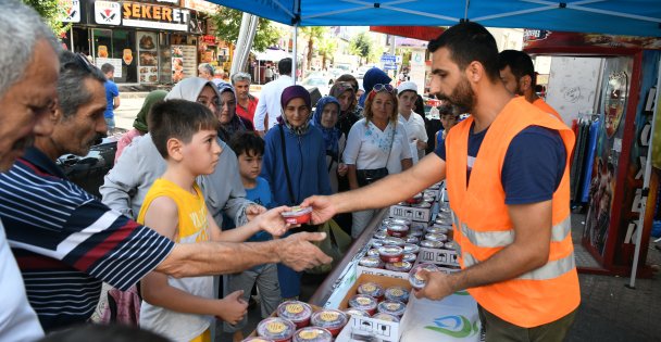 Belediye Ekiplerinden, Çayırovalılara Aşure Ikramı