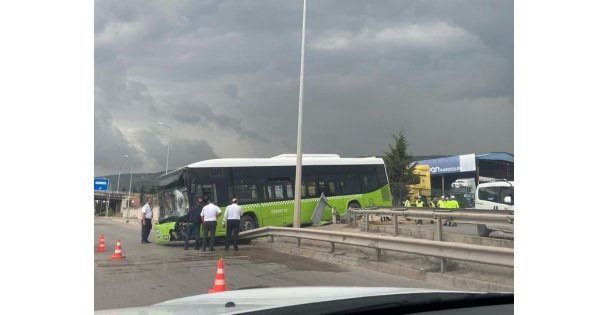 Belediye otobüsü bariyerlere çarptı, araçta yolcu olmaması faciayı önledi