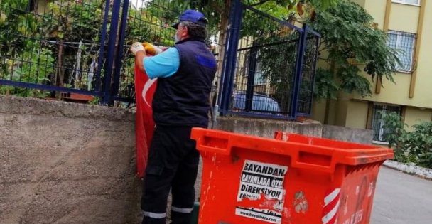 Belediye temizlik görevlisinin Türk bayrağı hassasiyeti