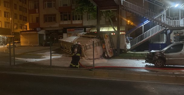 Benzin Yüklü Tanker Kaza Yaptı: Patlama Riskine Karşı D-130 Karayolu Trafiğe Kapatıldı, Evler Tahliye Edildi