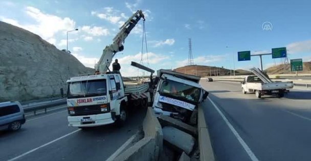 Beton Bariyere Çarpan Kamyon Trafiği Aksattı