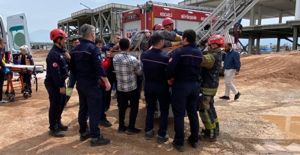 Beton perdah makinesinin çarptığı işçi ağır yaralandı