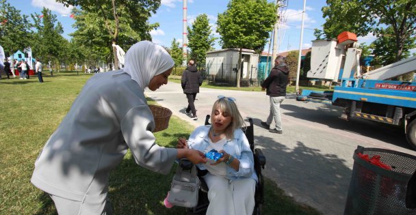 Beyaz Kalpler öğrencilerinden örnek davranış