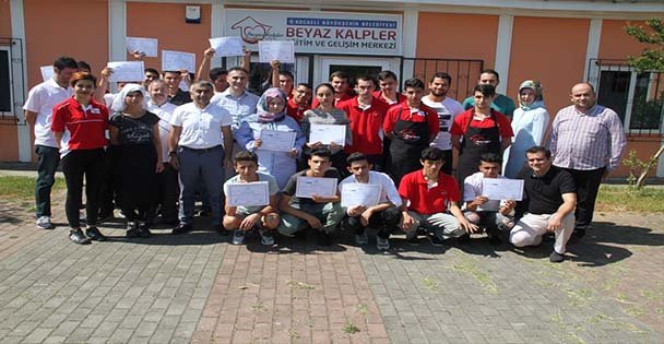 Beyaz Kalpler'de 17 Öğrenciye Sertifika