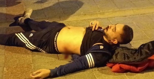 Bıçaklanan 3 kişi yaralı halde otomobile binip kaçtı