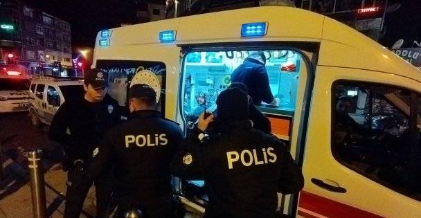 Bıçaklı kavgada yaralanan kişi hastaneye kaldırıldı