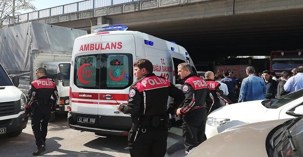 Bıçaklı saldırıya uğrayan avukat yaralandı