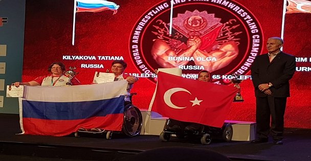 Bilek Güreşçilerden iki dünya derecesi