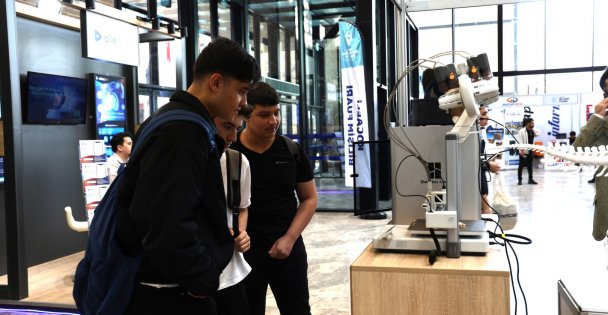 Bilişim Fuarı stantlarına 7'den 70'e yoğun ilgi