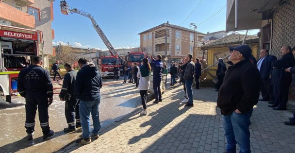 Binanın Çatı Katında Çıkan Yangın Mahalleliyi Sokağa Döktü