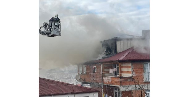 Binanın çatısında çıkan yangın paniğe sebep oldu