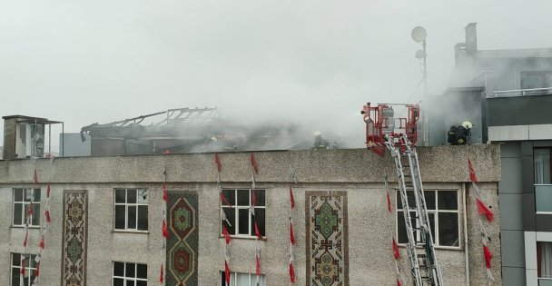Binanın Çatısında Çıkan Yangın Söndürüldü
