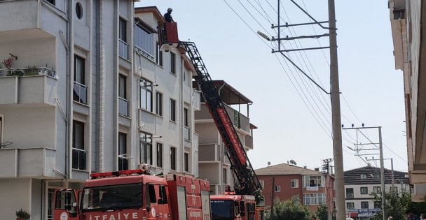 Binanın Çatısında Çıkan Yangın Söndürüldü