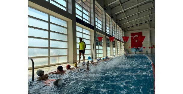 Bir ayda 3 bin 500 çocuk yüzme sporuyla tanıştı