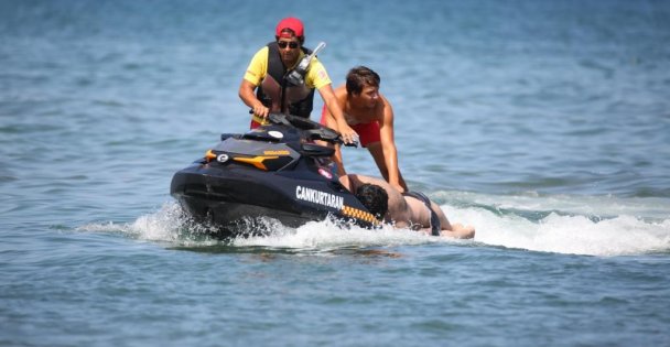 Bir ayda 402 kişi boğulmaktan son anda kurtarıldı