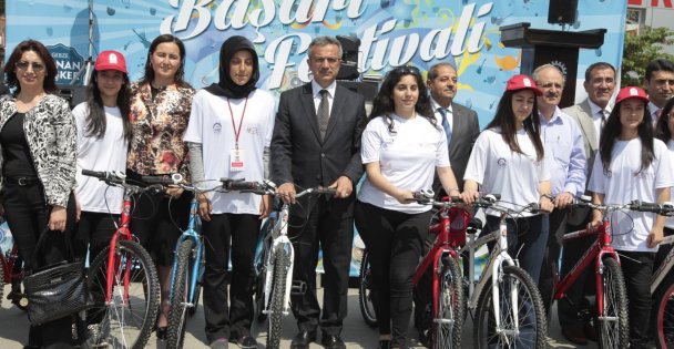 Bir günde üç açılışa imza atıyor!